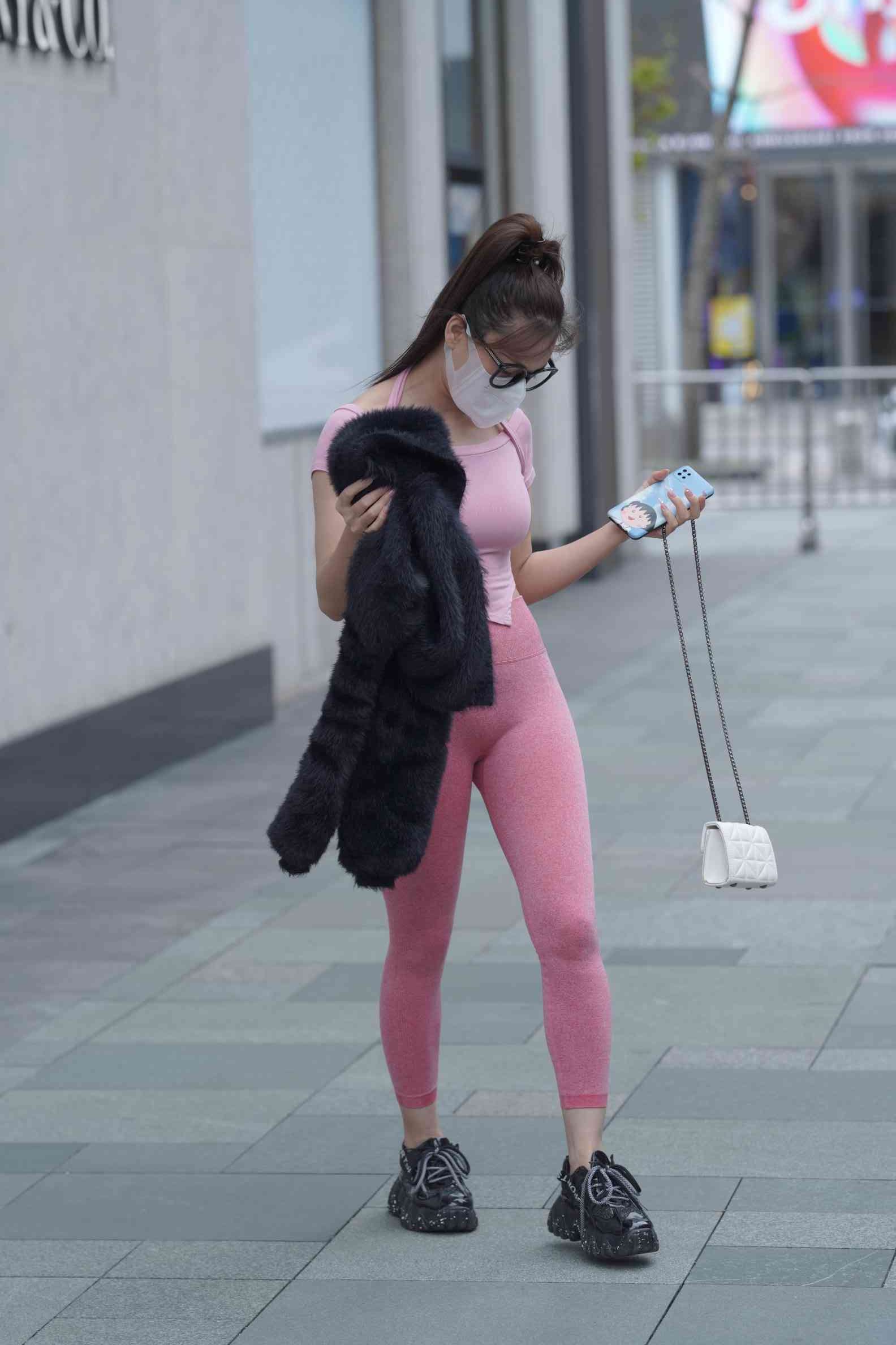 粉红色瑜伽裤的眼镜妹妹【93P】04019-多丫图库