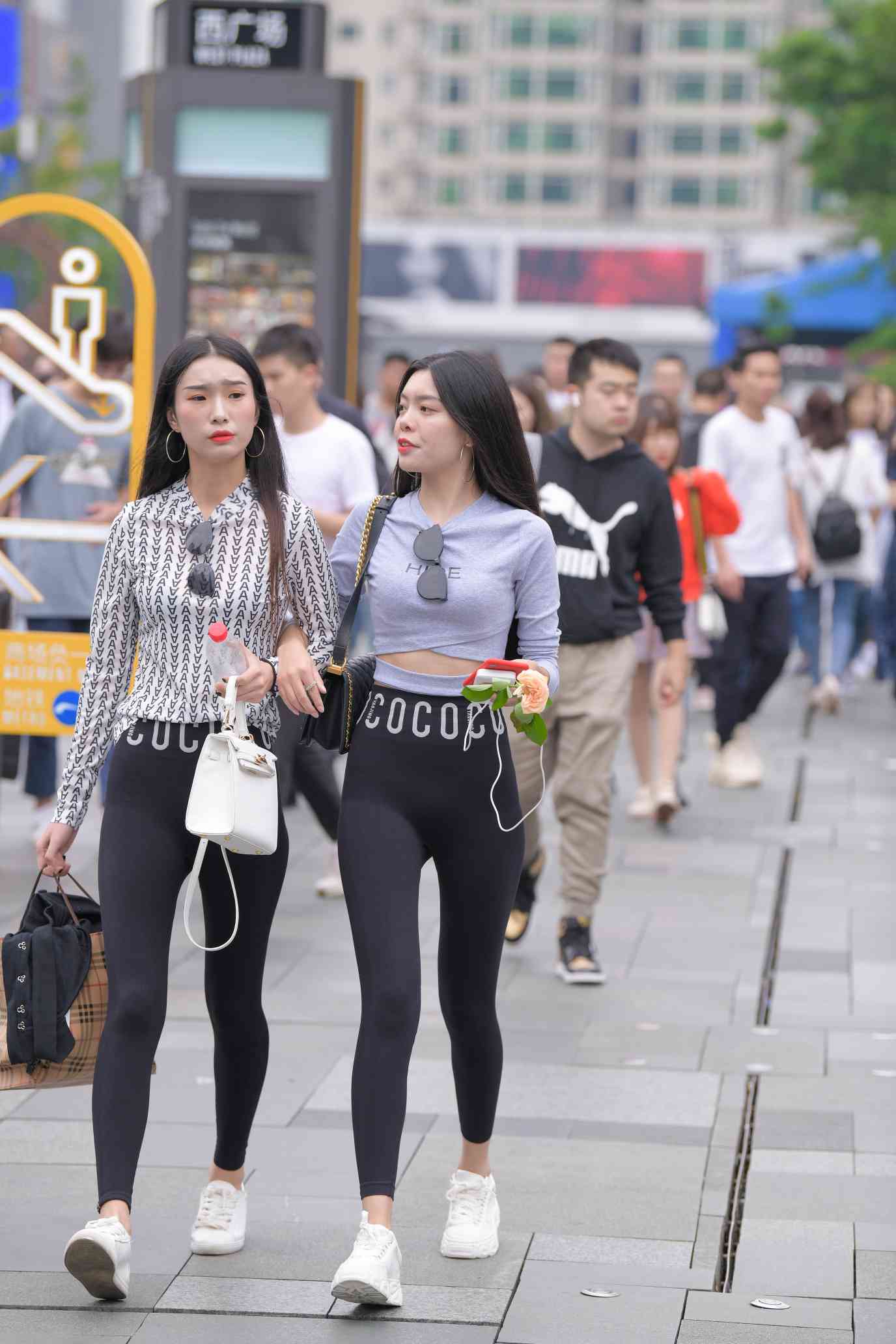 图片[2]-【免费】逛街的两个瑜伽裤姑娘【40P】04030-多丫图库