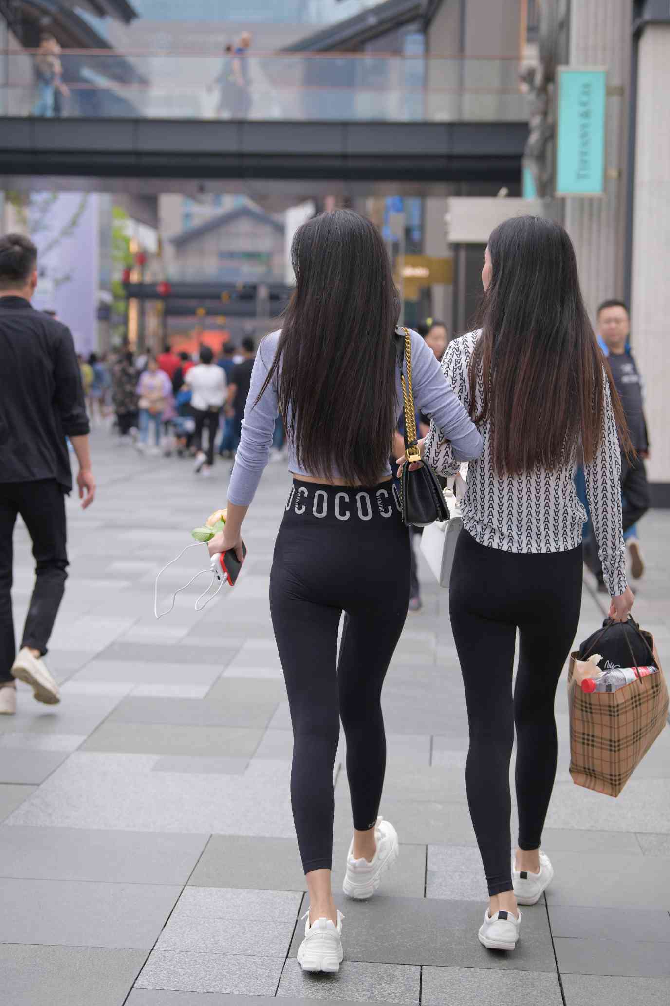图片[3]-【免费】逛街的两个瑜伽裤姑娘【40P】04030-多丫图库