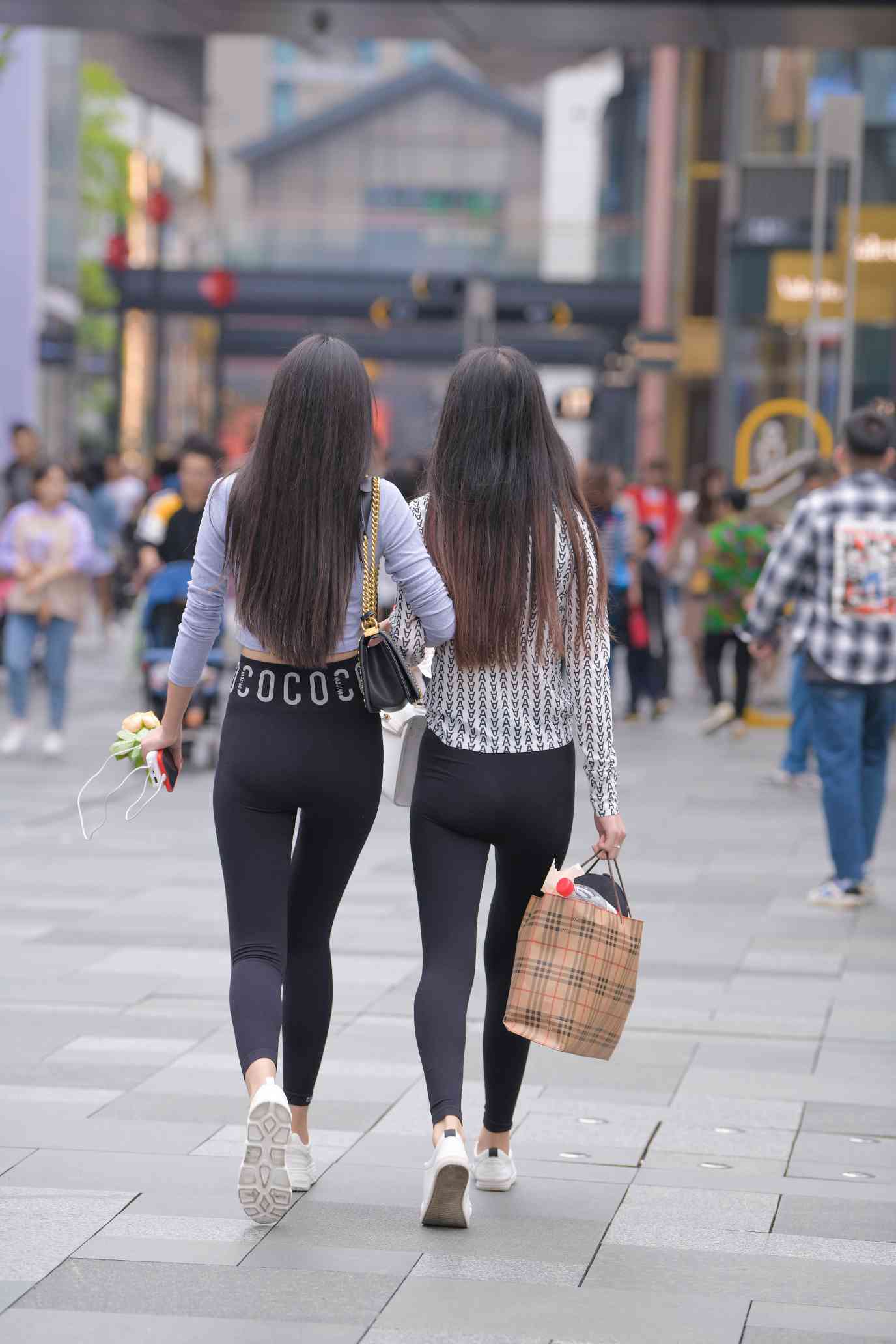 图片[4]-【免费】逛街的两个瑜伽裤姑娘【40P】04030-多丫图库