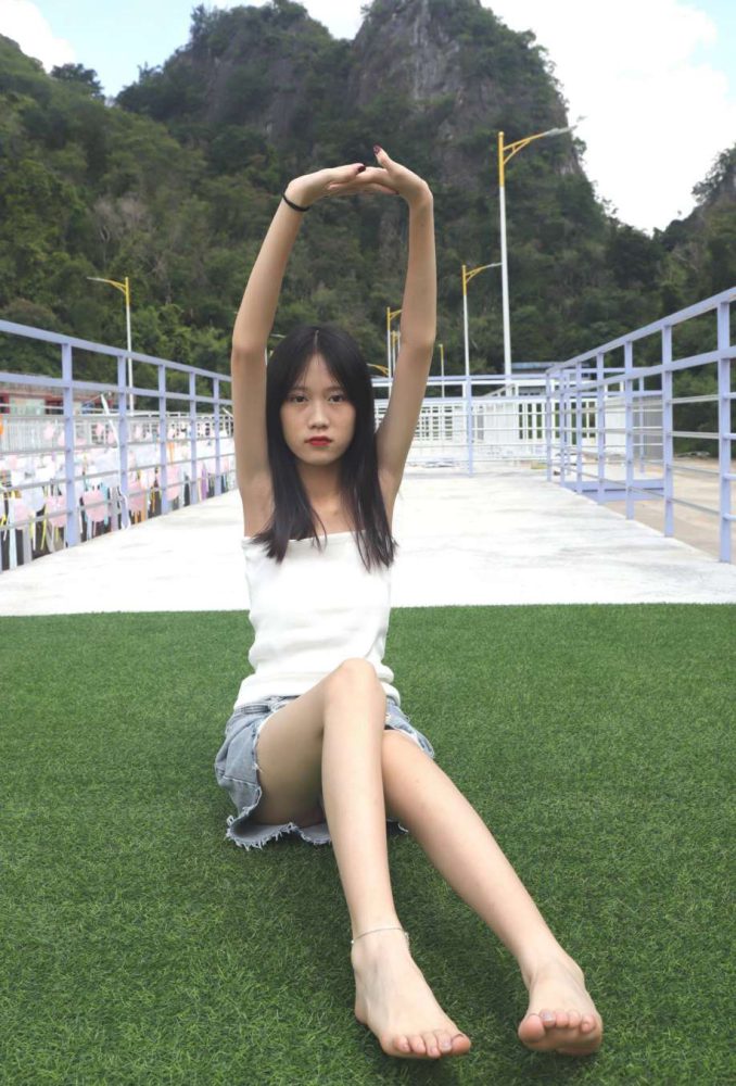 坐在草地上的长发女孩【172P】20012-多丫图库