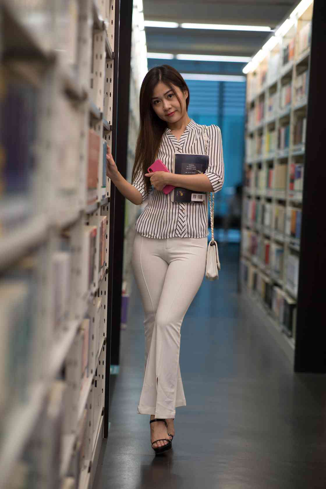 图片[5]-逛书店的白色紧身裤女孩【450P】04040-多丫图库