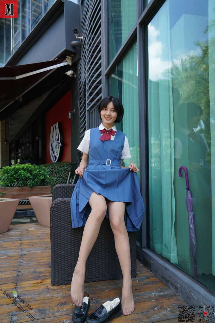 一副学生模样的短发姑娘【112P】20023-多丫图库