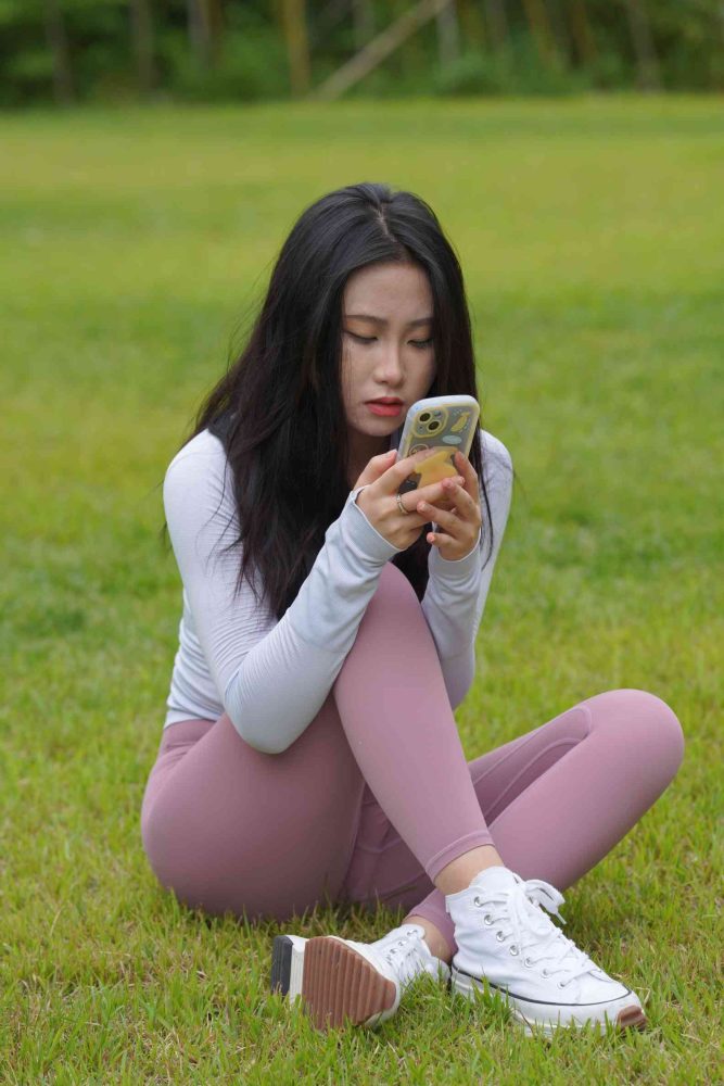 坐在草地玩手机的瑜伽姑娘【733P】04012-多丫图库