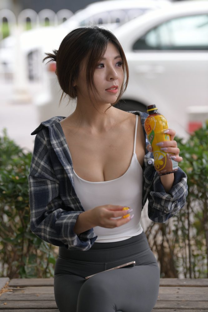 喝饮料的瑜伽裤女孩J2242 383P1V-17.5GB-多丫图库