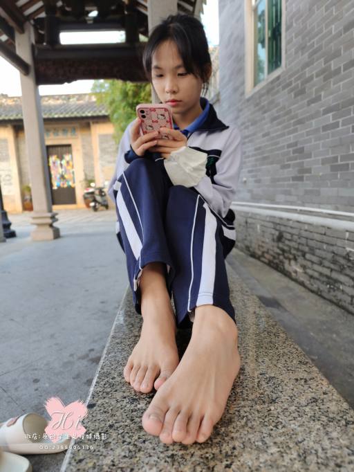 【免费】专心致志玩手机的女孩【42P】20028-多丫图库