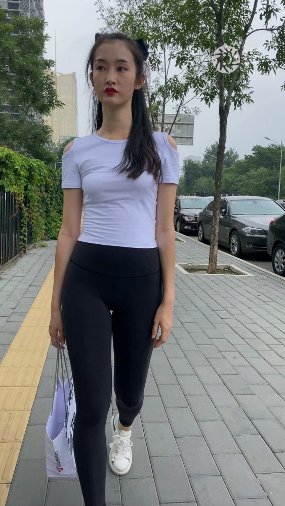 黑色瑜伽裤逛街的女孩J4000 MP4-7.76GB-多丫图库