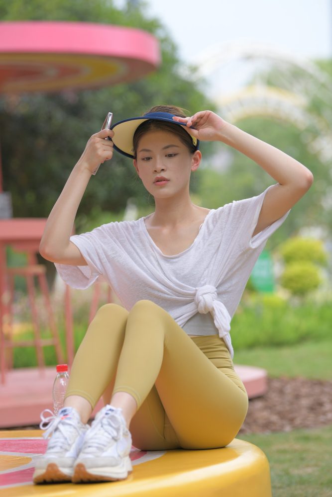 戴着遮阳帽的瑜伽裤女孩J2965 796P1V-27.1GB-多丫图库