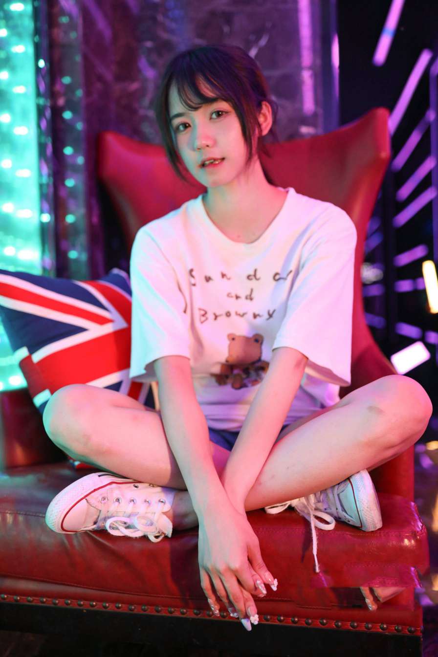 图片[2]-KTV里唱歌的长腿帆布鞋女孩【102P】20015-多丫图库