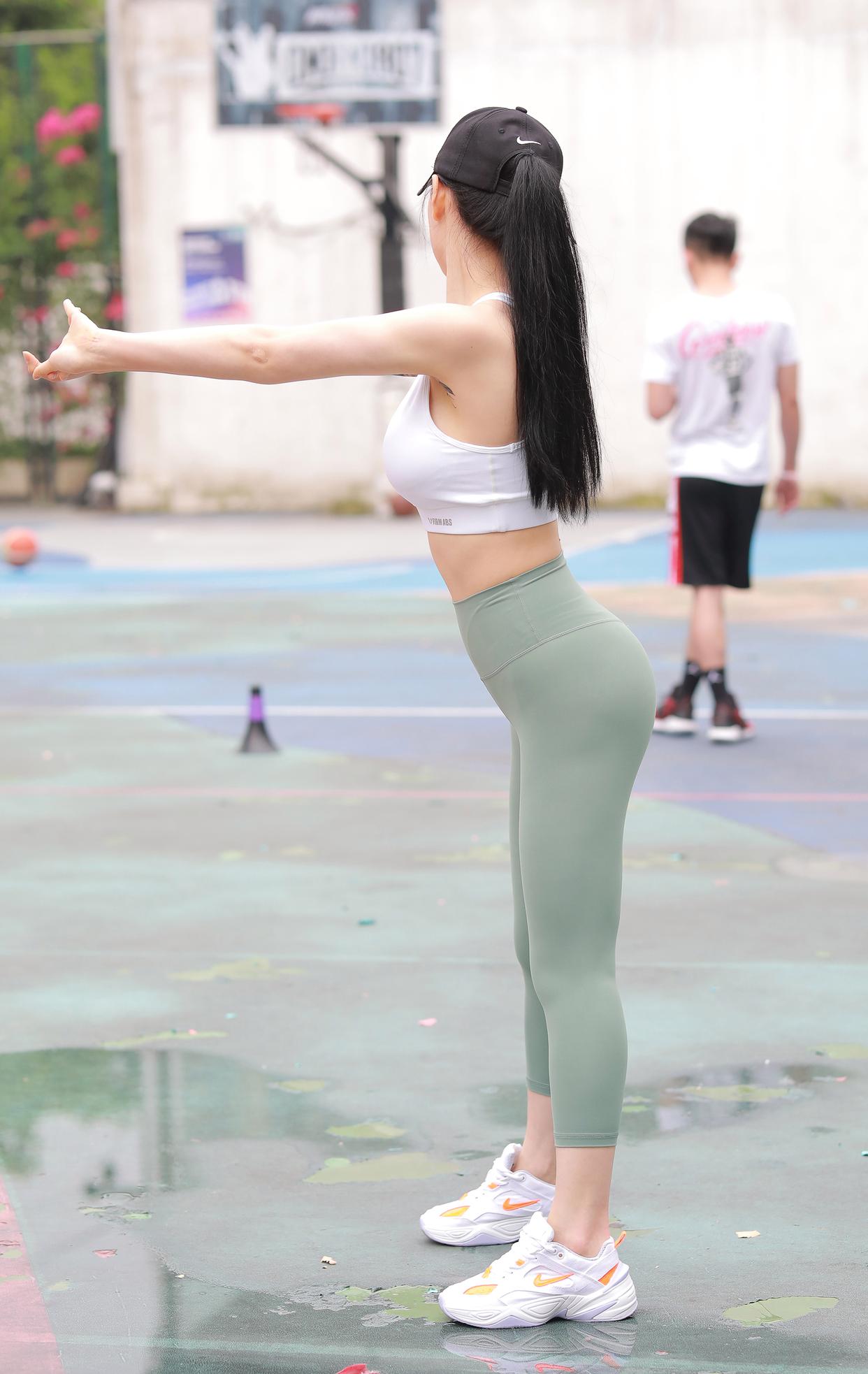 打扮很休闲的瑜伽裤女孩 J1600 415P3V-10.4GB-多丫图库