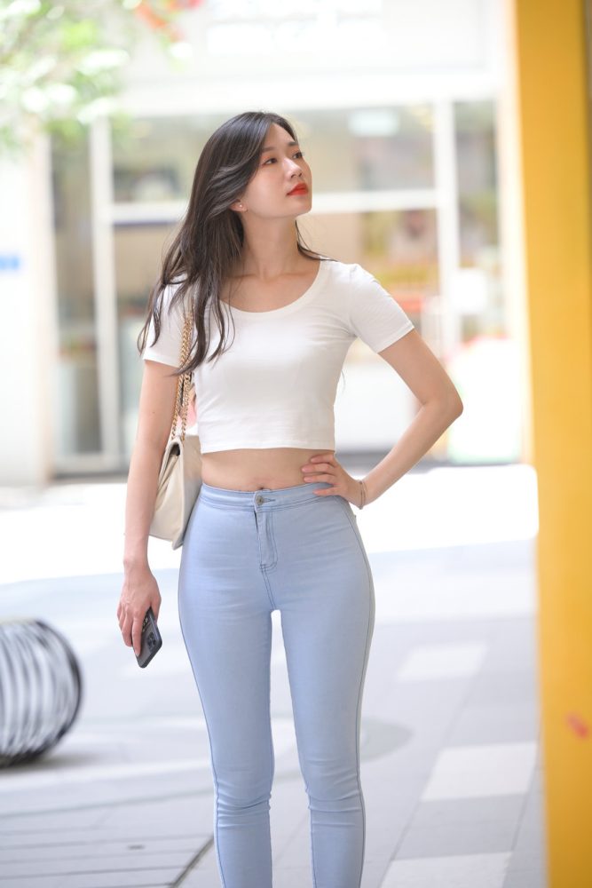 图片[2]-正在逛街的紧身牛仔裤女孩J1815 1112P1V-30.2GB-多丫图库