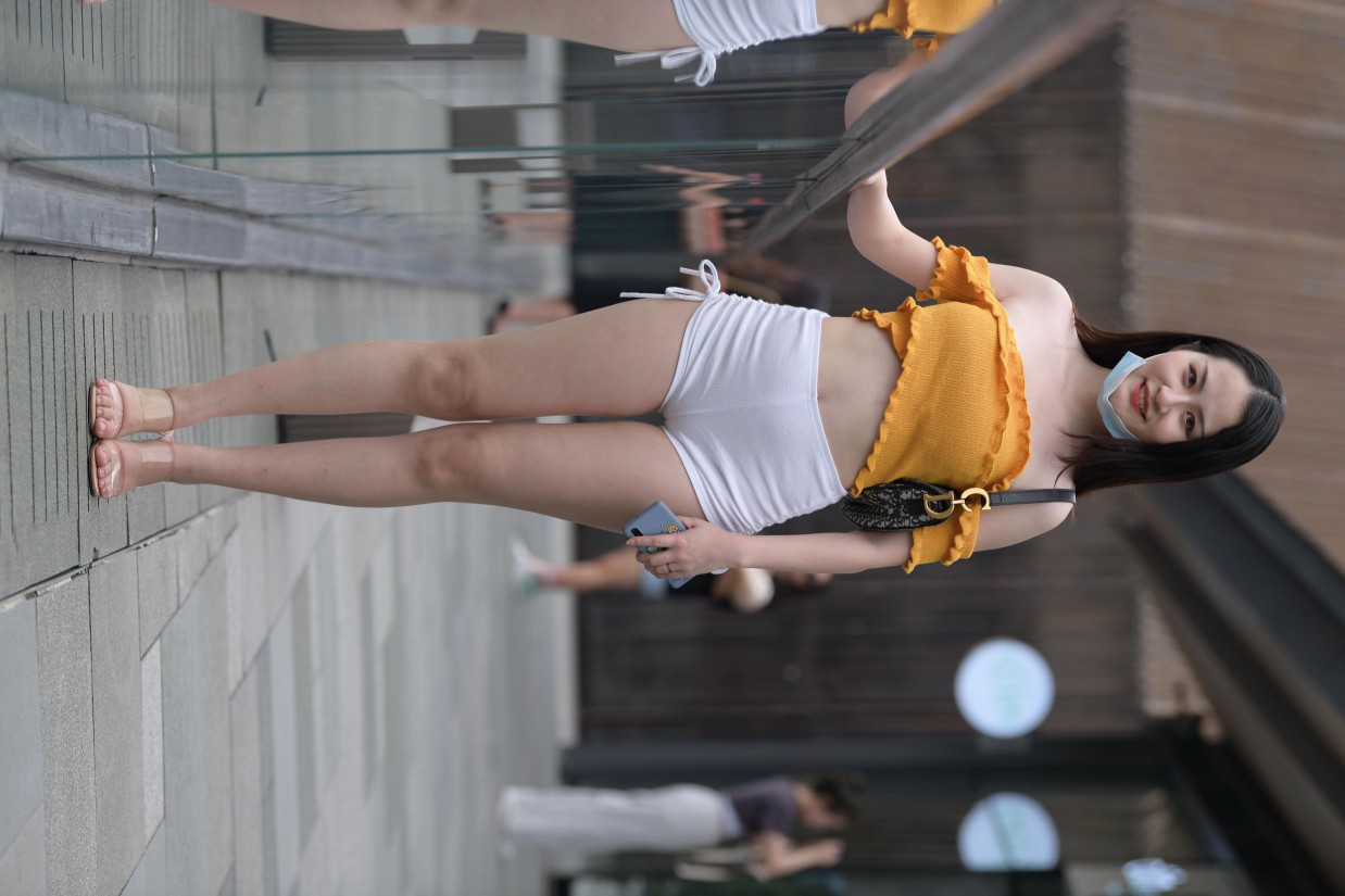 图片[2]-高腰白色短裤的漂亮女孩【767P】00065-多丫图库