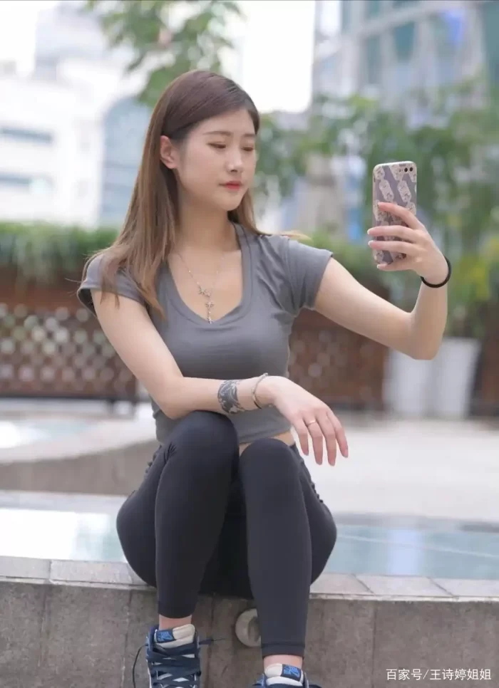 图片[2]-有小虎牙非常甜美的瑜伽裤女孩-多丫图库