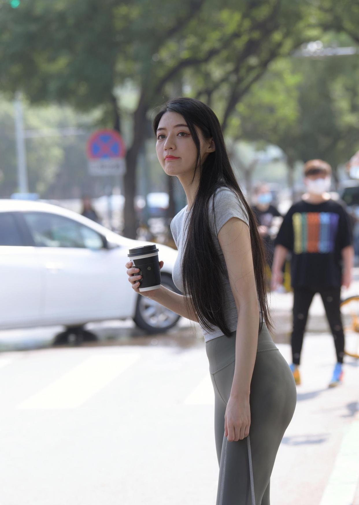 图片[3]-在外面逛街的瑜伽裤女孩J2240 449P1V-16.7GB-多丫图库