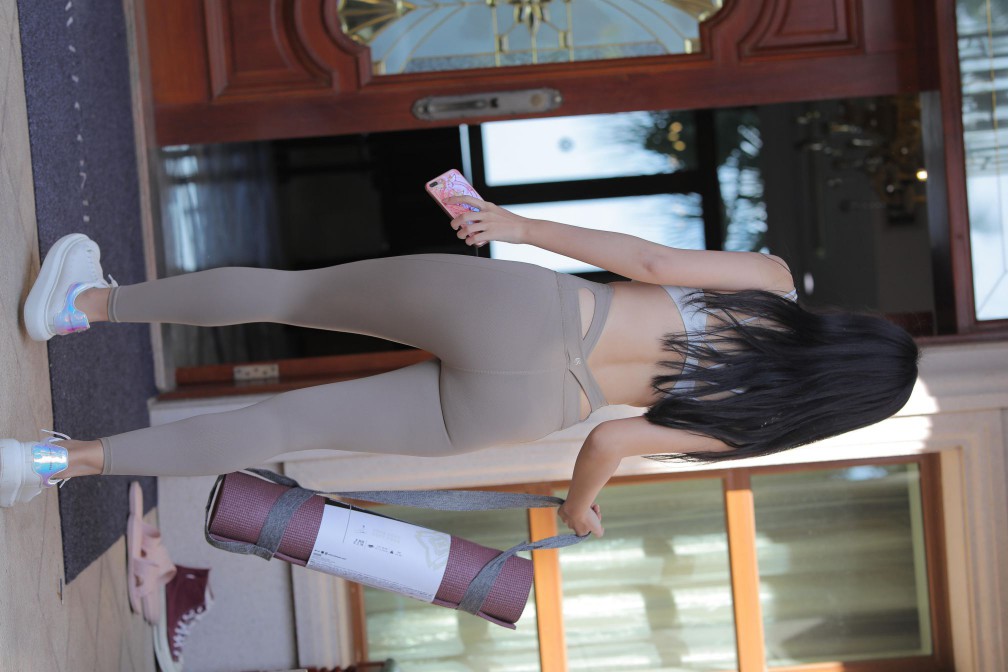 图片[5]-灰色瑜伽裤温柔的女孩【369P】00058-多丫图库
