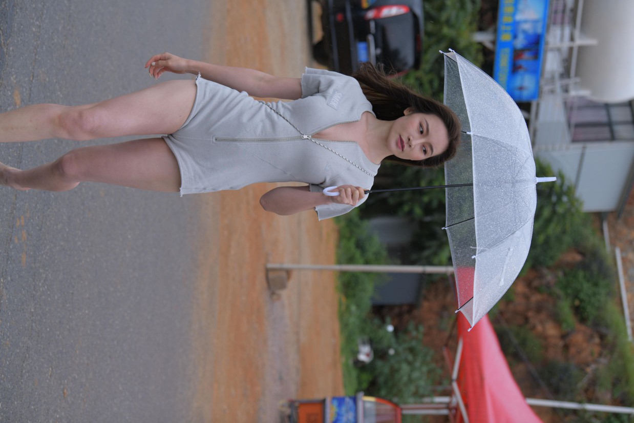 图片[5]-阴雨天在海边骑车的长发女人【156P】00044-多丫图库