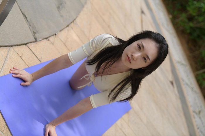 游泳池旁边的比基尼女生【327P】00042-多丫图库