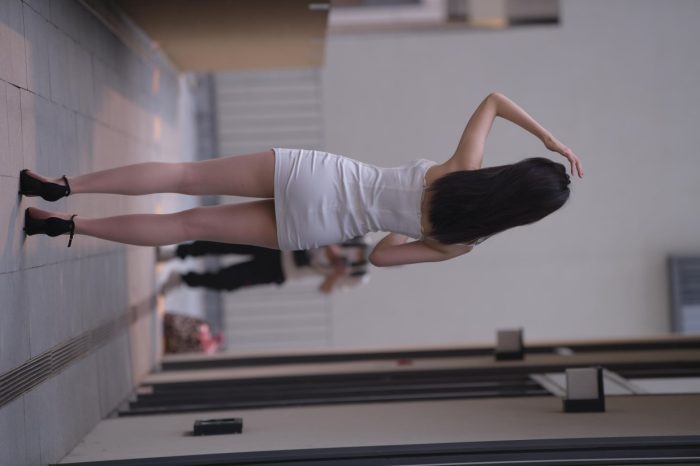 长发女孩紧身短裙特别显身材【245P】00040-多丫图库