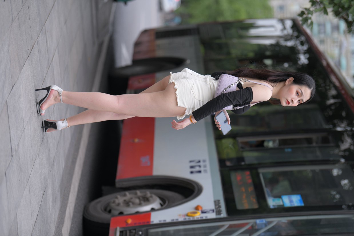 图片[3]-长发飘飘的白色热裤美丽女孩【49P】00029-多丫图库