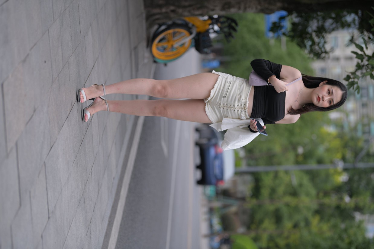 图片[4]-长发飘飘的白色热裤美丽女孩【49P】00029-多丫图库