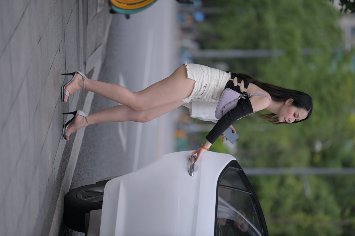 图片[6]-长发飘飘的白色热裤美丽女孩【49P】00029-多丫图库