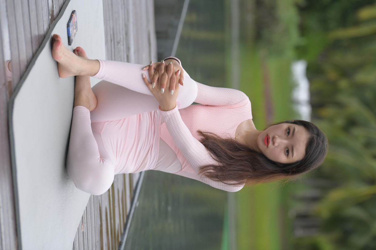 图片[7]-很漂亮眼睛也很大的白色瑜伽裤女孩【249P】00063-多丫图库