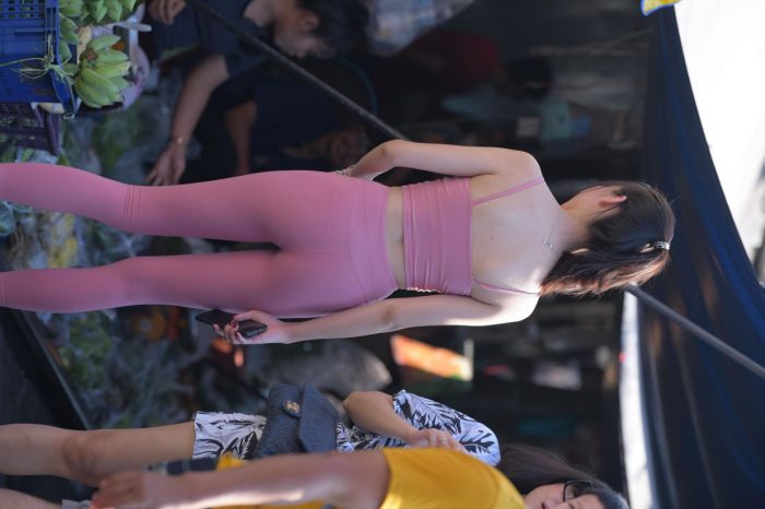 粉色的甜美瑜伽裤女孩在逛街【372P】00057-多丫图库