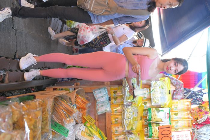 粉色的甜美瑜伽裤女孩在逛街【372P】00057-多丫图库