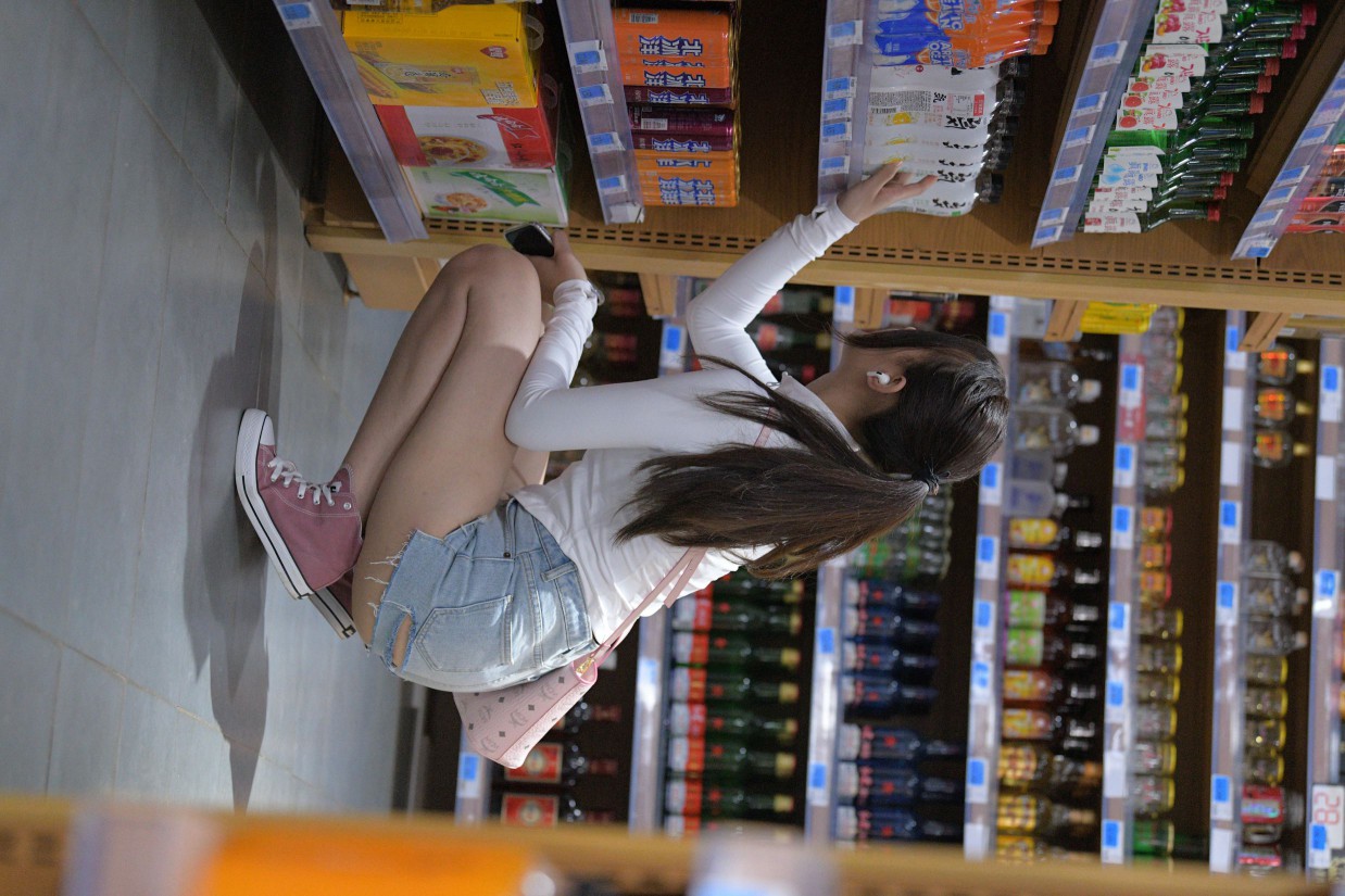 图片[5]-紧身牛仔短裤骑自行车的漂亮女孩【588P】00053-多丫图库