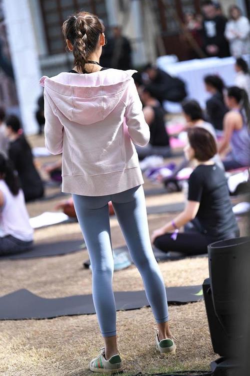 图片[2]-在广场看热闹的瑜伽裤女人-多丫图库