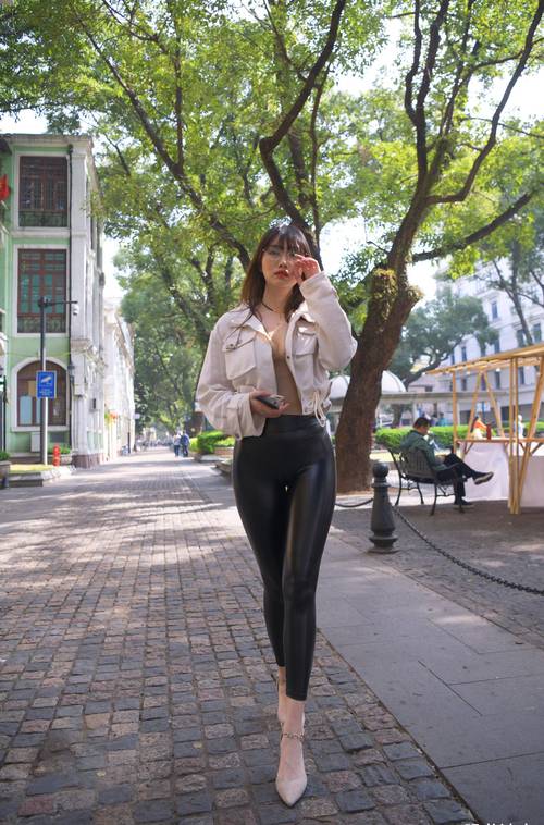 图片[2]-戴眼镜的皮裤女孩 J1473 1046P2V-35.5GB-多丫图库
