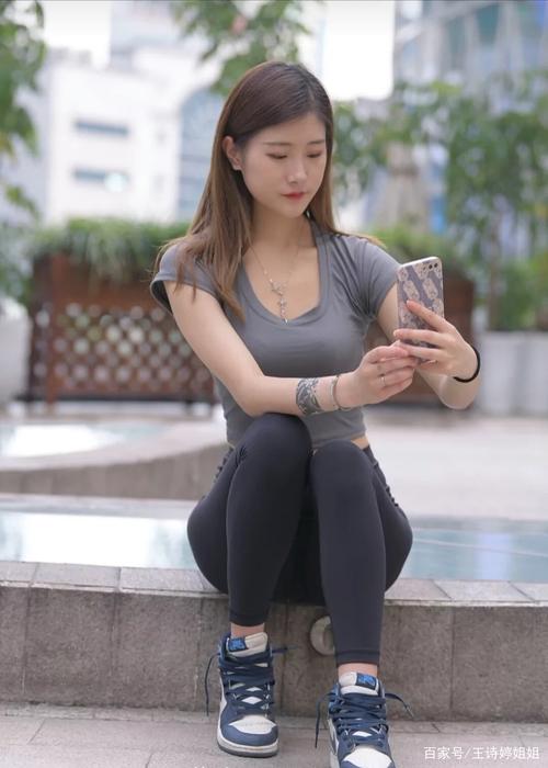 有小虎牙非常甜美的瑜伽裤女孩-多丫图库