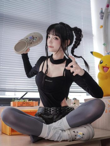 图片[10]-牛仔热裤+灰丝姑娘玩自拍-多丫图库