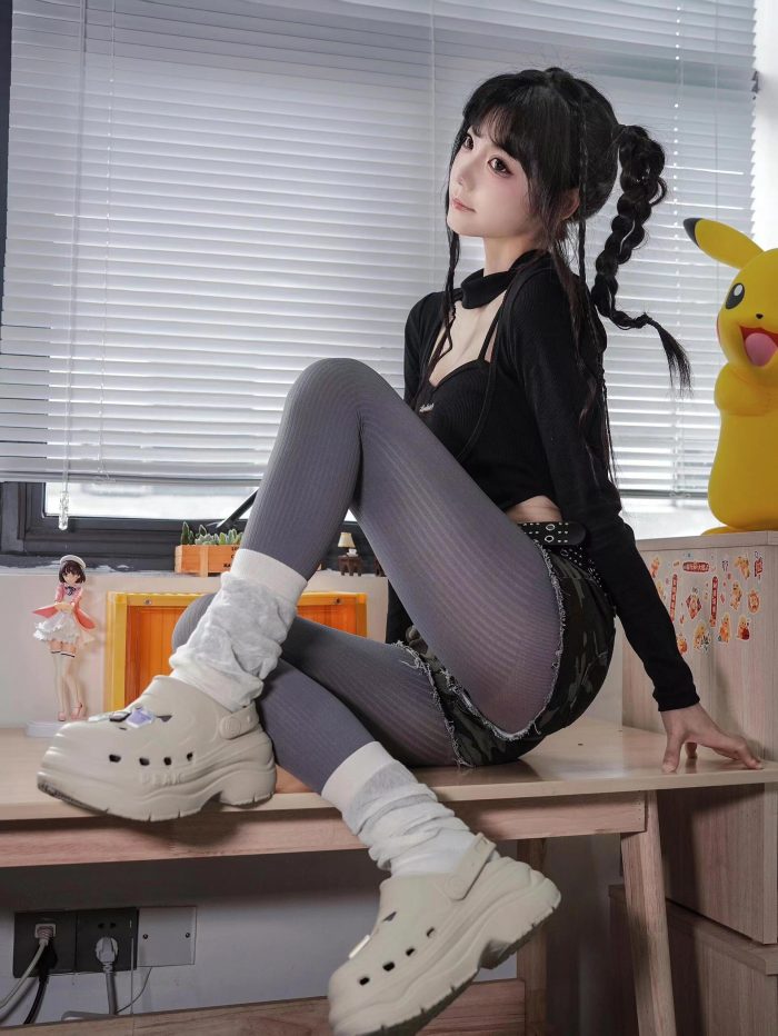 牛仔热裤+灰丝姑娘玩自拍-多丫图库