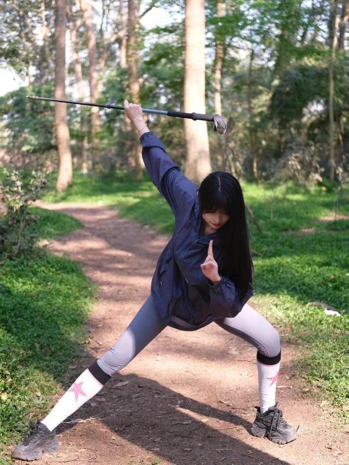 爱爬山的瑜伽裤MM，太甜美了！~-多丫图库