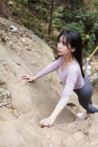 图片[8]-穿瑜伽裤爬山的长发少女-多丫图库