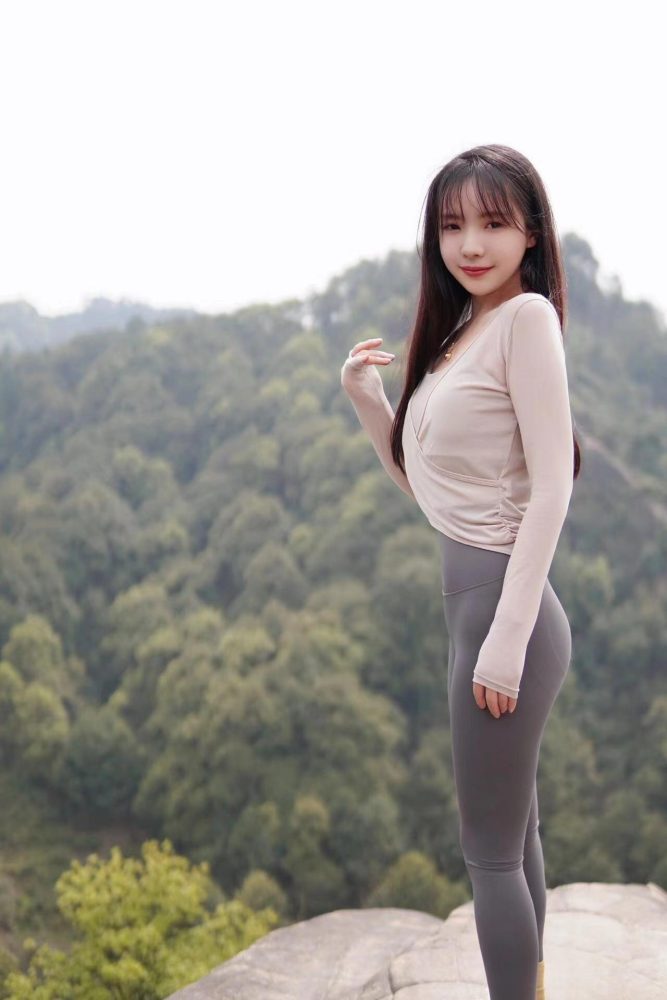 穿瑜伽裤爬山的长发少女-多丫图库