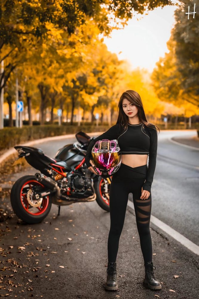 骑摩托车的瑜伽裤美女身材太好了！-多丫图库