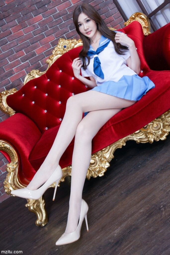 成熟迷人的美少妇，美腿纤细白皙真性感-多丫图库