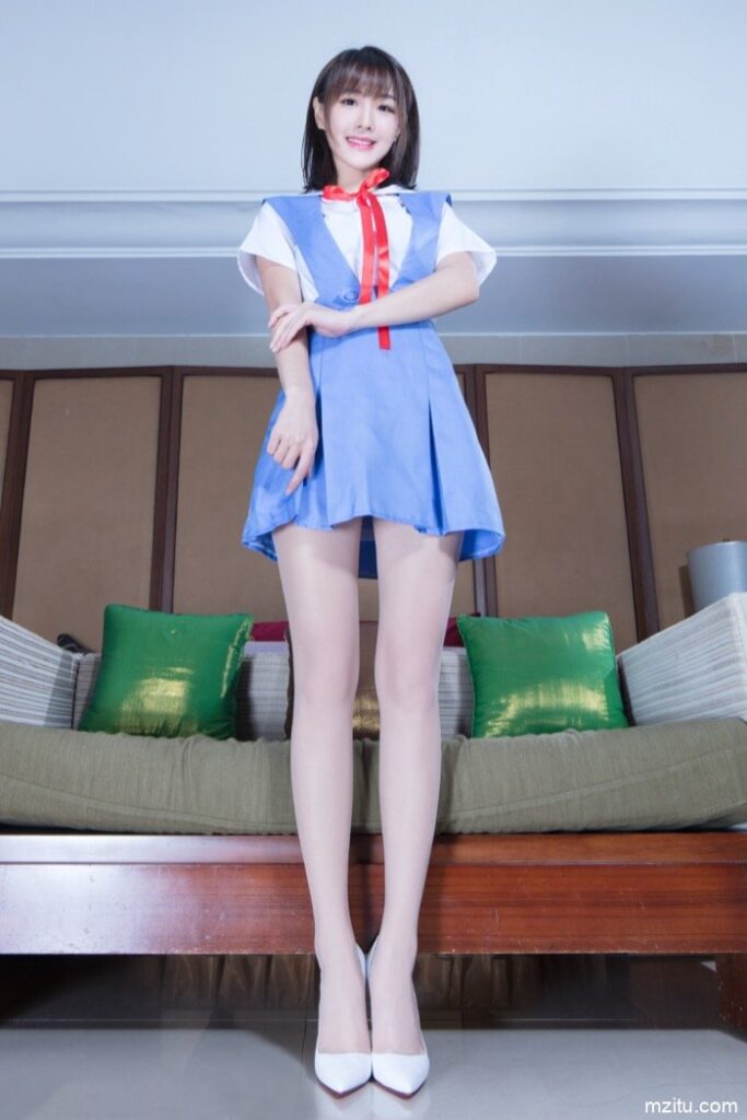 台湾妹子好甜美，一双大白腿让人移不开眼！-多丫图库