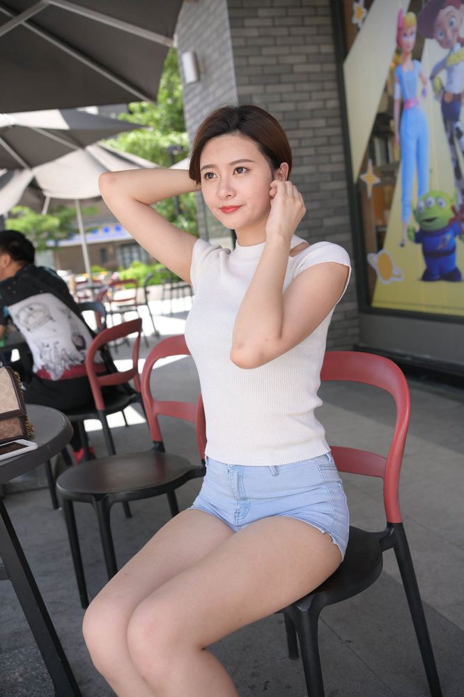 短发牛仔的漂亮女生【2.4G】-多丫图库