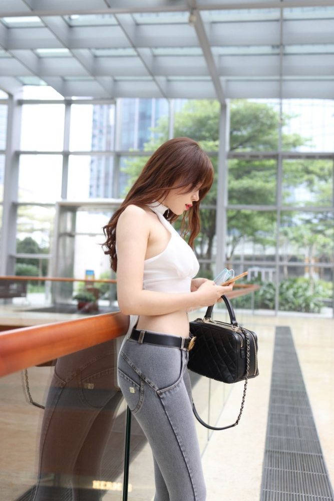 紧身牛仔裤烫发女孩逛商场【124】00026-多丫图库