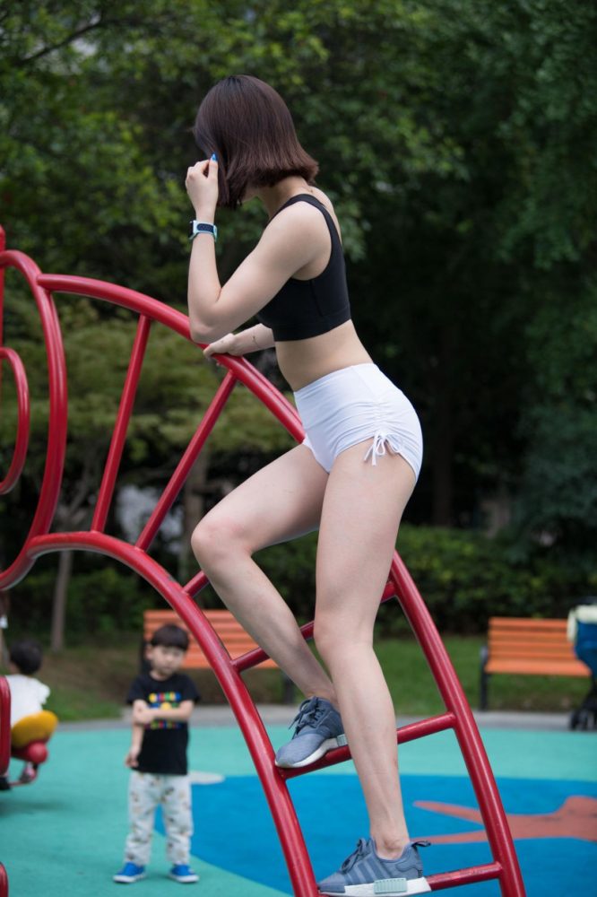 在户外玩耍的白色短裤漂亮姑娘【239P】00061-多丫图库