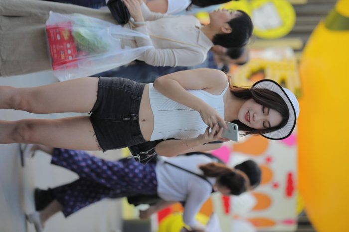 非常时尚阳光的牛仔热裤女孩【808P】00064-多丫图库