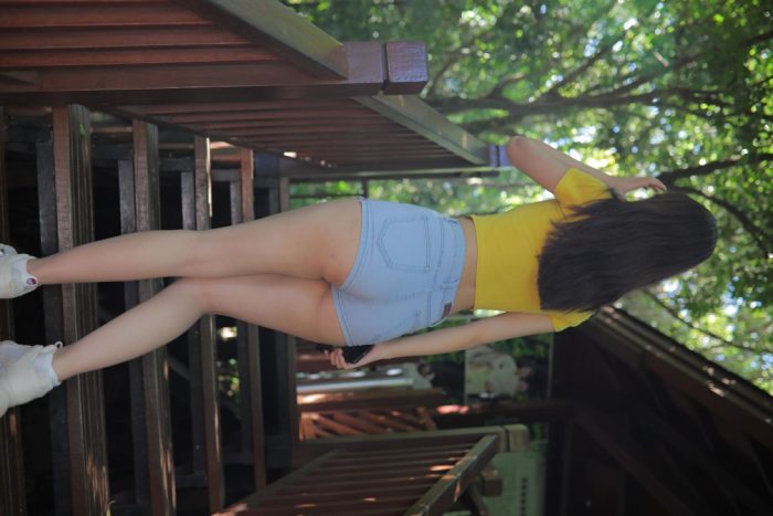 在户外散心的紧身牛仔短裤女孩【536P】00048-多丫图库