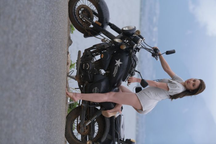 阴雨天在海边骑车的长发女人【156P】00044-多丫图库