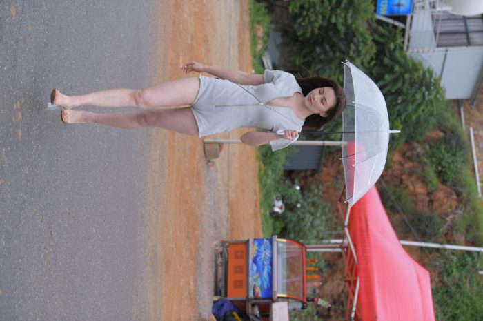 阴雨天在海边骑车的长发女人【156P】00044-多丫图库