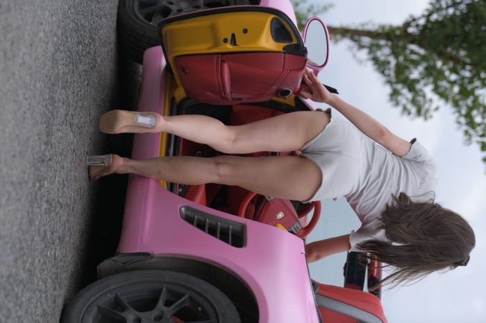 在海边开跑车的连衣短裤女孩【390P】00030-多丫图库