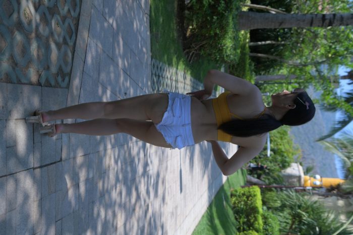 在海南度假的紧身白色短裤女孩【202P】00033-多丫图库