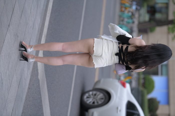 长发飘飘的白色热裤美丽女孩【49P】00029-多丫图库